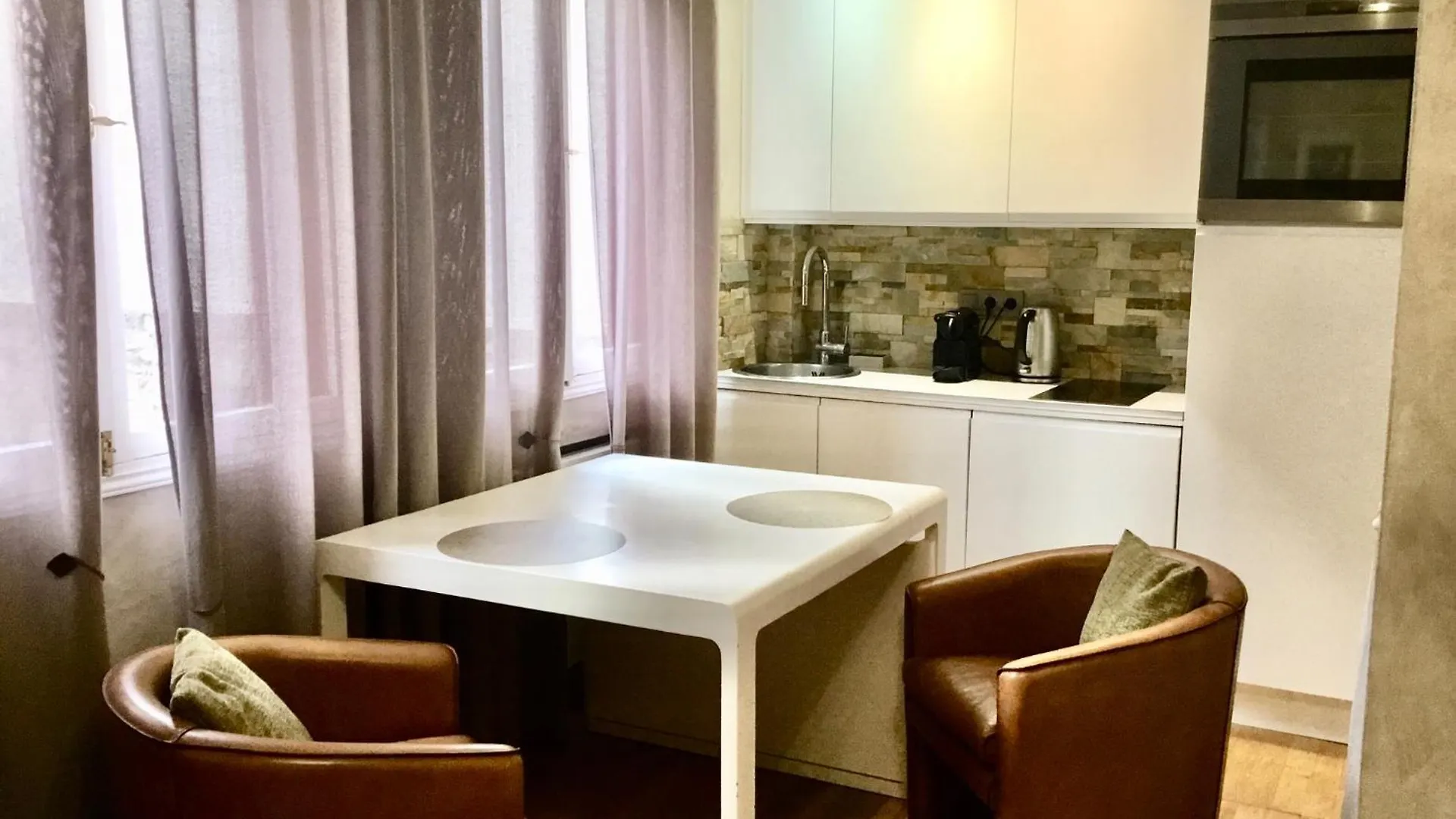 2 Pieces Lumineux Et Calme A Paris Apartment